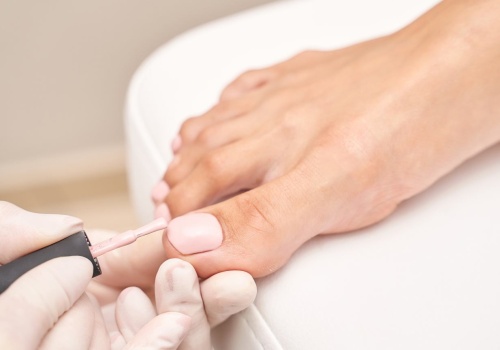 Zapomnij o brokacie. Oto najmodniejszy pedicure 2026. Aż chce się włożyć sandały