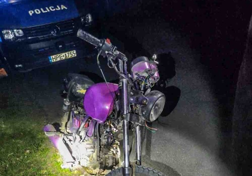 Jechał pijany zdezelowany motorowerem. – Tablica rejestracyjna odpadła z błotnikiem – powiedział