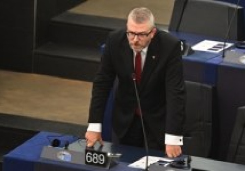 Jest decyzja PE ws. immunitetu Grzegorza Brauna