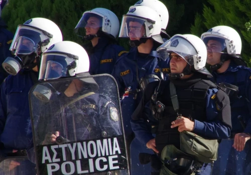 89-latek oddał strzały w greckim ZUS, potem pojechał taksówką do sądu. Trwa obława