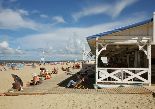 Niskie ceny, złote plaże i spokój. Brytyjczycy odkryli polski kurort