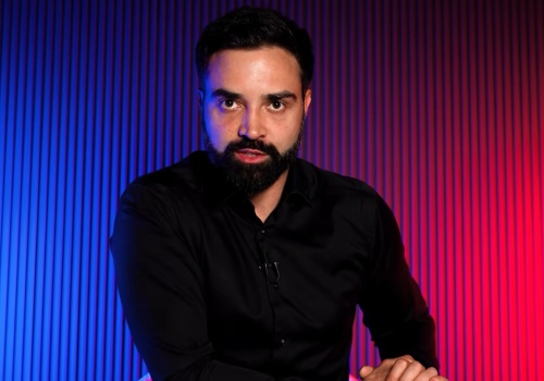 Dziwni doradcy. Okno na media