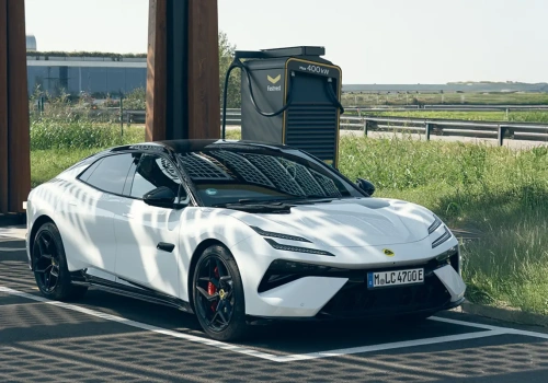 443 kW z publicznej ładowarki – Lotus pokazuje, jak robi się elektryczne GT