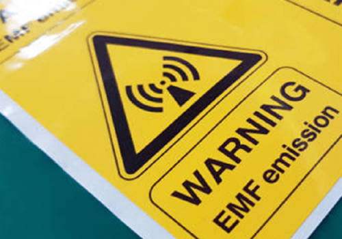 WHO twierdzi, że promieniowanie elektromagnetyczne jest bezpieczne; WHO boryka się z konfliktami interesów i błędnymi badaniami