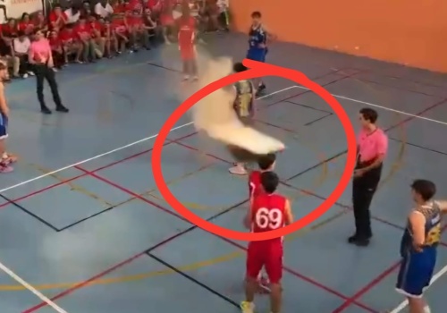 Dramat na meczu koszykówki. Zawodnikowi spadł sufit na głowę