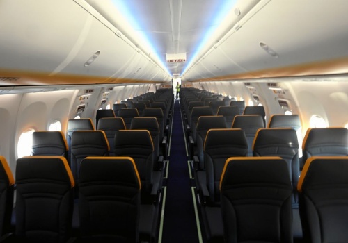 W samolocie lepiej rezerwować miejsce po lewej stronie. Dlaczego? Eksperci wyjaśniają