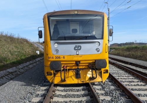 Wykolejenie pociągu na południu Czech. Maszynista tłumaczy, że “oślepiło go słońce”