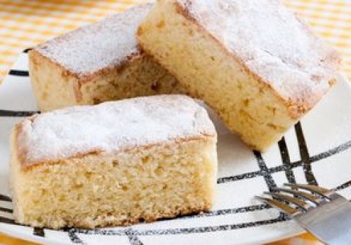 Proste ciasto śmietankowe. Mieszasz składniki, a resztę robi za ciebie piekarnik