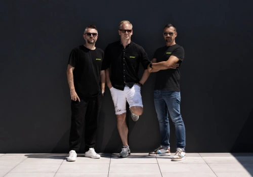 Wirtualny zespół kreatywny w panelu sklepu, czyli DFIRST AI wchodzi do Shopera. Co to oznacza dla rynku?