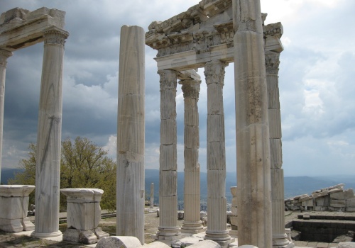 Czytamy Apokalipsę (8) – Kościół w Pergamonie (Ap 2,12-17)