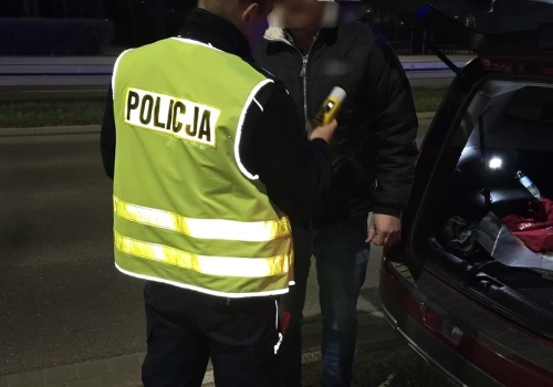 Kierowca z zakazami, odurzony twardymi narkotykami zatrzymany na Chojnowskiej w Legnicy