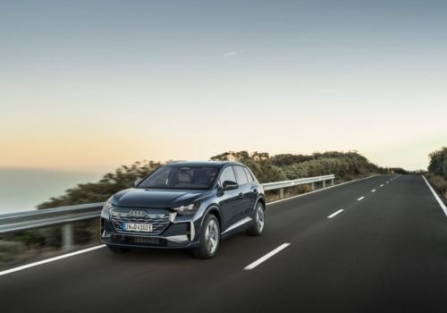 Audi Q4 e-tron odświeżone. Baterie 63 (59) lub 82 (76,6) kWh, oddawanie energii (V2L), opcjonalny wyświetlacz pasażera