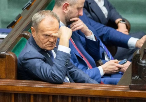 Tusk chce spić śmietankę. Najpierw pomija prezydenta ws. uwolnienia Poczobuta, potem - wymienia go na końcu