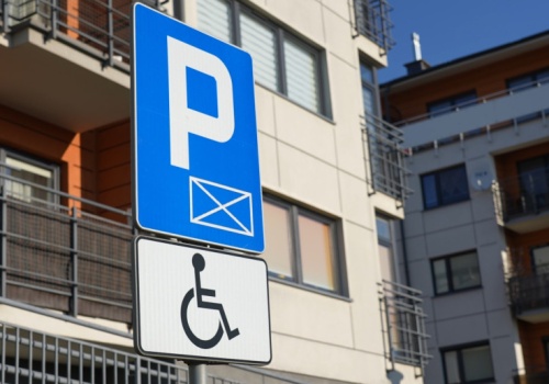 Koniec kart parkingowych na obecnych zasadach. Ministerstwo zmienia przepisy