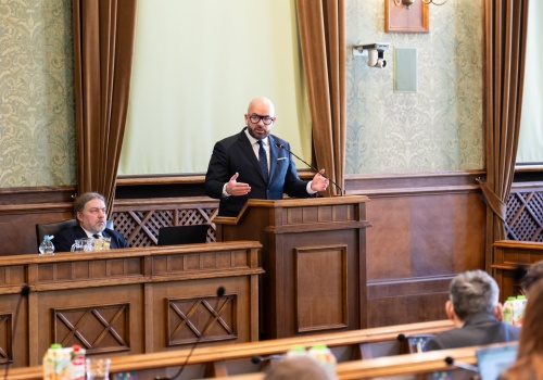 Prezydent Jacek Sutryk wygrywa kluczowe głosowania