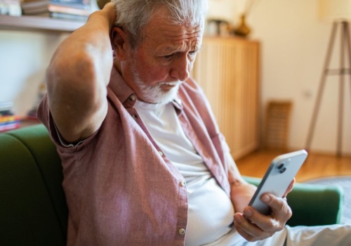 Nowa pułapka na emerytów. Polscy seniorzy tracą 800 zł 