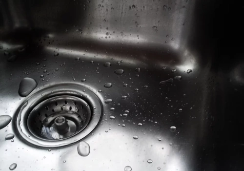 Jedna kropla i koniec plam na zlewie. Ten trik zmienia wszystko