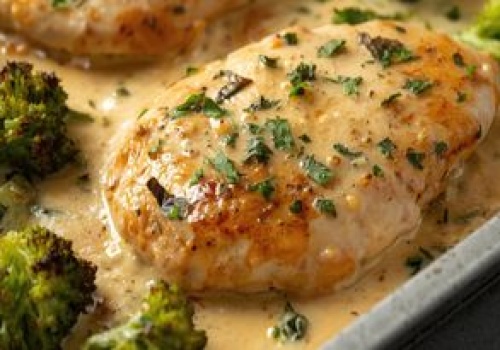 Soczysty kurczak w aksamitnym sosie. Zwykłe kotlety nie mają najmniejszych szans przy tym smaku