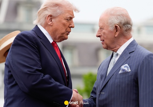 Król Karol i Donald Trump wymienili się historycznymi prezentami. Symboliczne gesty w Białym Domu