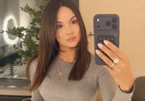 Wskoczyła w fuksję, ale spójrzcie na pasek. Ćwieki kiedyś były hitem