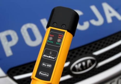 Jechał Audi, miał 3 promile i próbował przekupić policjantów