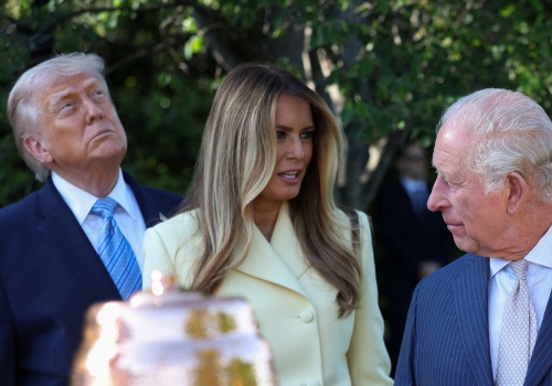 Skandaliczne zachowanie Trumpa. Dotykał żonę po pośladkach przy królu. Zdjęcie trafiło do sieci