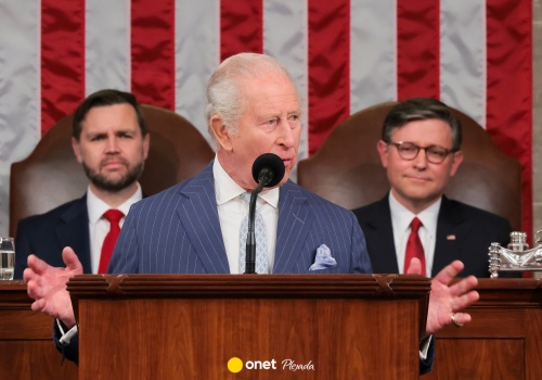 Władczy J.D. Vance i zestresowany król Karol III. 