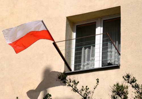 Za wywieszenie flagi narodowej można dostać karę. Grozi mandat, a nawet areszt