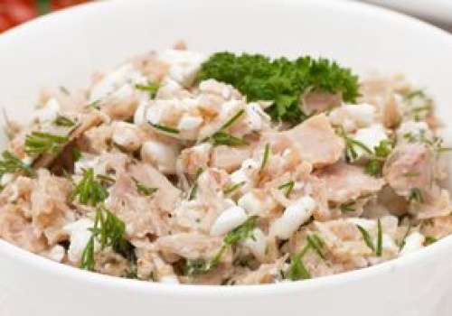 Biorę serek wiejski, tuńczyka i kilka dodatków. Po chwili mam smaczną i zdrową sałatkę