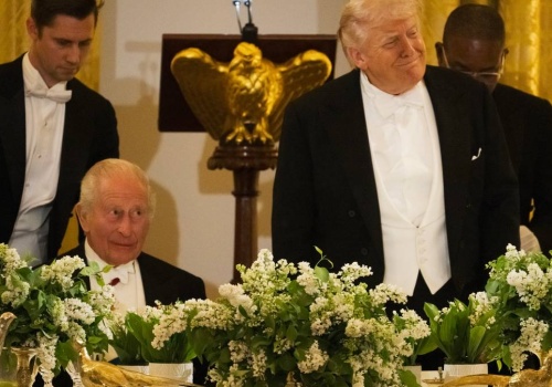 Król Karol III nie szczędził uszczypliwości. Trump nawiązał do wojny: Zgadza się ze mną