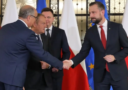 Nowy sondaż zmienia układ sił. Jedna partia wyraźnie zaskakuje