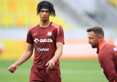 W Lidze Konferencji wciąż występuje Polak. Oyedele uczestniczy w walce o mistrzostwo