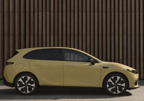 Tak jeździ Leapmotor B05 za 106 900 zł. Chiński Golf może „namieszać”. Przegląd prasy