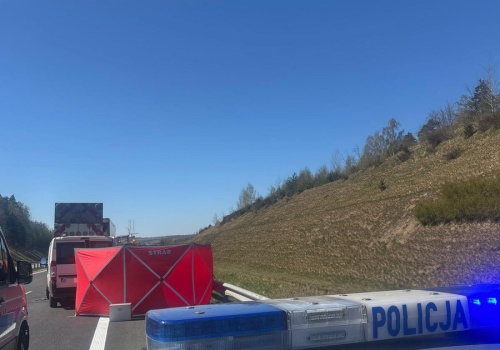 Dostawczak wjechał w pracowników drogowych. Zginął 28-latek. Jest ważny apel policji
