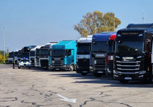 Dwie naczepy, 138 km/h oraz kokaina – postępowanie wobec kierowcy z Hiszpanii