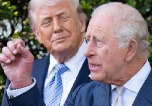 Donald Trump dwukrotnie NARUSZYŁ protokół podczas spotkania z królem Karolem III. Ekspertka zabrała głos