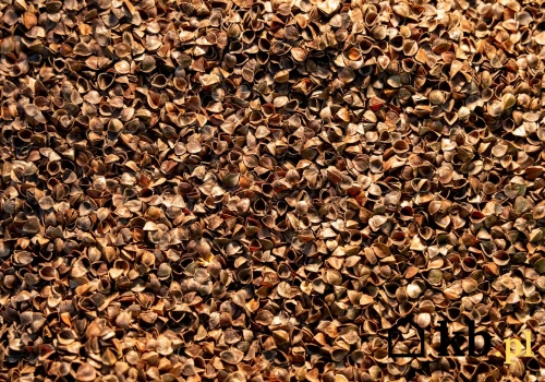 Zamiast pelletu wsypał to do pieca. Rachunki spadły o 30%