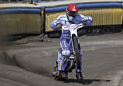 Nowe bandy na torze żużlowym do wymiany. Brak nadzoru i zniszczone mienie. Kto zawinił?