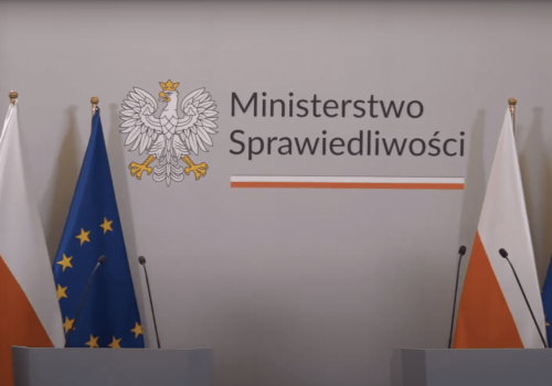Ministerstwo tłumaczy wyroki TSUE. Frankowicze powinni przeczytać to uważnie – chodzi o ich pieniądze