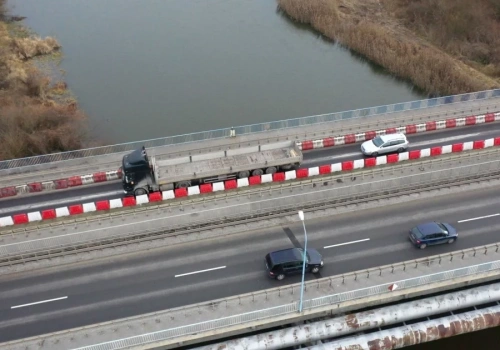 Kierowcy alarmują: obniżenia na moście w Koninie. Skąd się wzięły?
