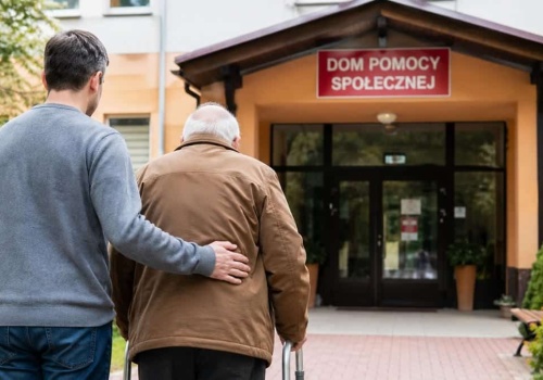 Kto powinien płacić za pobyt w DPS? Ten kto przejął majątek po bliskim, czy cała rodzina?