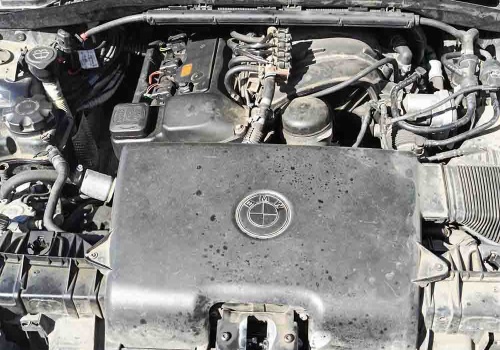 Śrem. Mechanik oddał klientowi BMW na lawecie, bez silnika i części