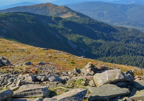 Warunki w Beskidach: do 1000 m wiosennie, wyżej płaty śniegu i przymrozki