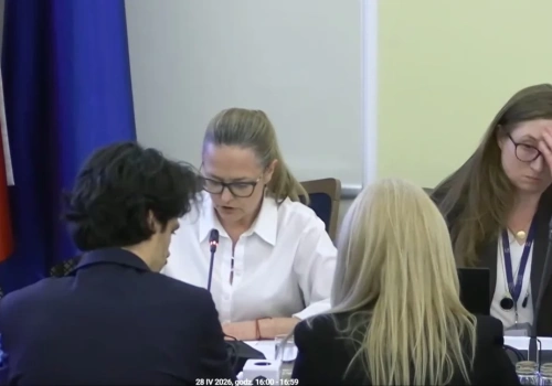 „Przerwanie terapii to realne zagrożenie życia”. Sejmowa Komisja Zdrowia przyjmuje kluczowe zmiany w leczeniu HIV i HCV