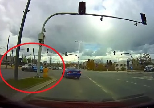 Czerwone światło nie powstrzymało kierującego Fiatem. Mamy nagranie z kolizji na al. Sikorskiego