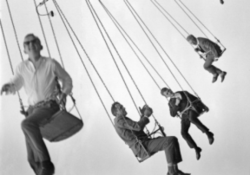 Historia jednej fotografii z Bazy Zdjęć PAP: w majówkę na karuzelę