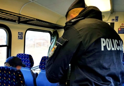 Akcja policji w pociągu Olsztyn–Morąg. Mężczyzna groził funkcjonariuszom i zaatakował lekarza