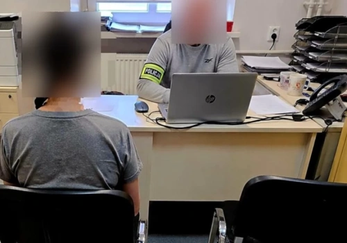 Pijana matka wywracała się na chodniku prowadząc 2,5-letnie dziecko