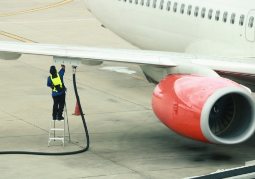 Problemy z paliwem lotniczym na horyzoncie? Rząd apeluje do podróżnych