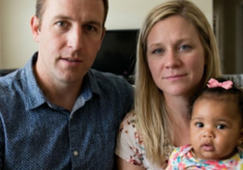 Pomyłka, która zniszczyła wszystko: Urodziła ciemnoskóre dziecko, choć oboje rodzice są biali